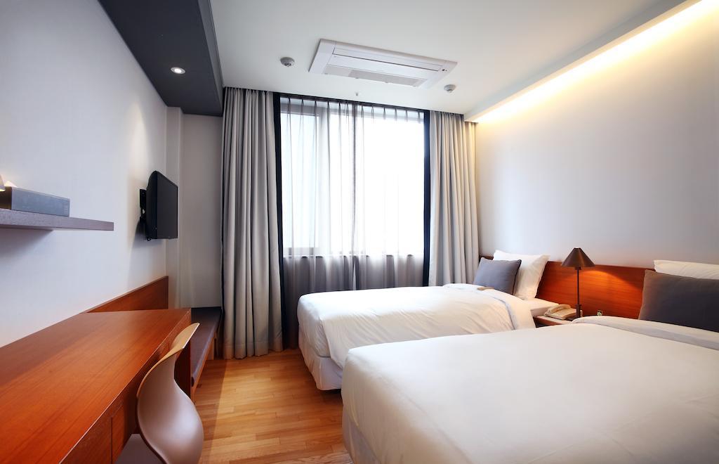 Seoul Hotel Shinshin Myeongdong Стая снимка